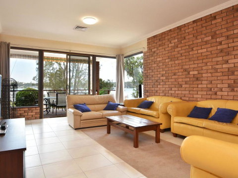 The House On The Lake @ Fishing Point, Lake Macquarie - Honestly Put The Line In And Catch Fish - Accommodation BNB 3