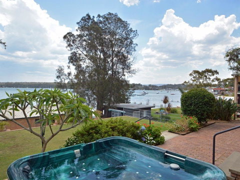 The House On The Lake @ Fishing Point, Lake Macquarie - Honestly Put The Line In And Catch Fish - Accommodation BNB 1