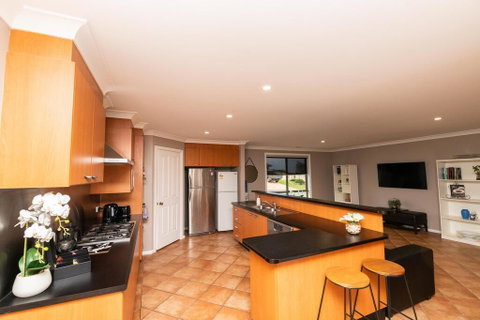 The Tinnock Entertainer Large & Comfy + Wifi - Accommodation BNB 3