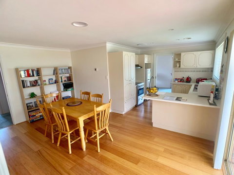 Tidy Home In A Leafy Suburb, Great Location - Accommodation BNB 2