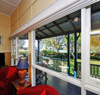 Traditional Three Bedroom Home with Water Views - Accommodation BNB