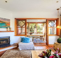 Treetops - elegant inviting designer cedar home - Accommodation BNB
