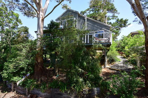 Treetops - Newly Renovated, In The Village! - Accommodation BNB 0