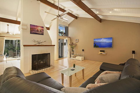 Tropical 5 Bedroom Family Getaway In Noosa Heads - Accommodation BNB 1