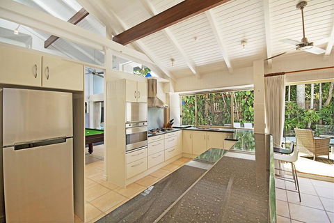 Tropical 5 Bedroom Family Getaway In Noosa Heads - Accommodation BNB 3