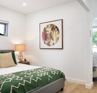 Ultra Modern Studio Suite with Balcony Near Shops - Accommodation BNB