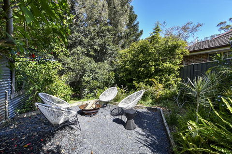 UMINA BEACH KOKOMO- Walk To The Beach, FAMILY And PET FRIENDLY Set Of 3 Vintage Original Holiday Flats & Vintage Caravan And Bat - Accommodation BNB 3