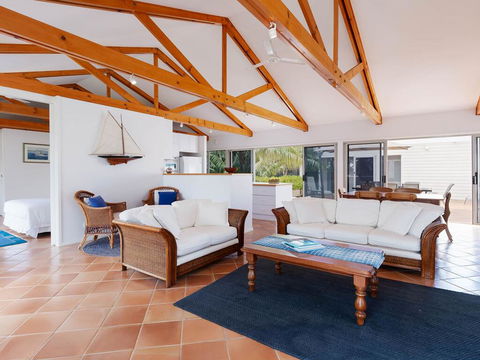 Unit 1 44 Danalene Pde Fantastic Waterfront Property With Air Con - Accommodation BNB 1