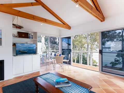 Unit 1 44 Danalene Pde Fantastic Waterfront Property With Air Con - Accommodation BNB 3