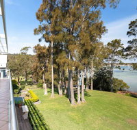 Unit 1 44 Danalene Pde fantastic waterfront property with air con - Accommodation BNB