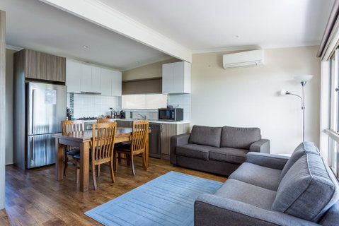 Upstairs Cottage On Beachurst - Accommodation BNB 3