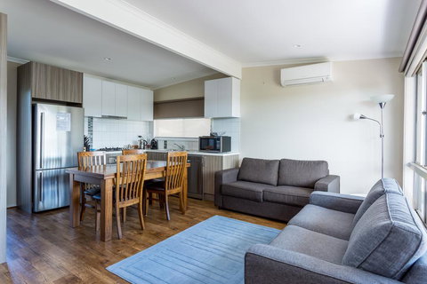 Upstairs Cottage On Beachurst - Accommodation BNB 3