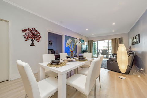 Venetian Canal Apartment-Close To Beaches And Marina - Accommodation BNB 1