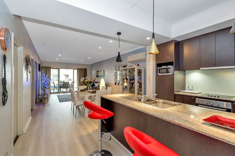 Venetian Canal Apartment-Close To Beaches And Marina - Accommodation BNB 0