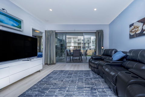 Venetian Canal Apartment-Close To Beaches And Marina - Accommodation BNB 2
