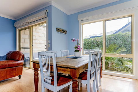 WALKIN ON SUNSHINE - STROLL TO BEACH BREAK - Accommodation BNB 1