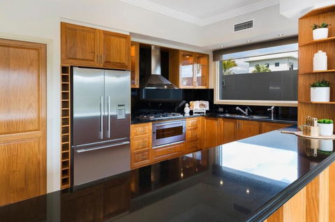 Waterfront Home / Amazing Place To Be - Accommodation BNB 2