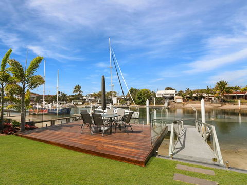 WATERFRONT HOME BORDERING MOOLOOLABA - Accommodation BNB 1