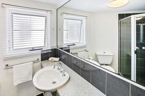 On The Beach Apartments - Accommodation BNB 3