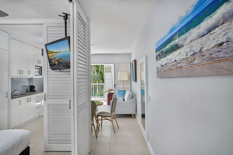 Palm Cove Paradise - Couples Spa Beach Getaway - Accommodation BNB 4