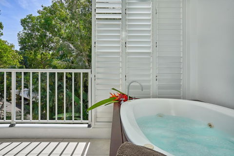 Palm Cove Paradise - Couples Spa Beach Getaway - Accommodation BNB 3