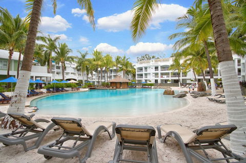 Palm Cove Paradise - Couples Spa Beach Getaway - Accommodation BNB 15