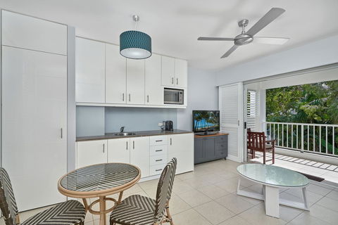 Palm Cove Paradise - Couples Spa Beach Getaway - Accommodation BNB 9
