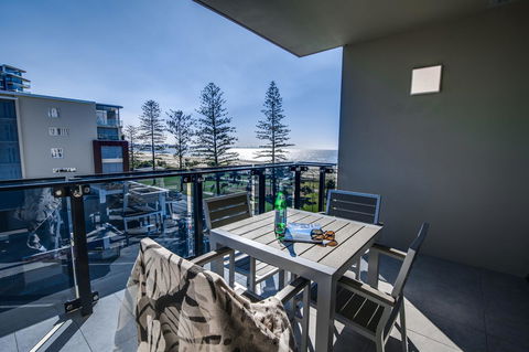 Iconic Kirra Beach Resort - Accommodation BNB 13