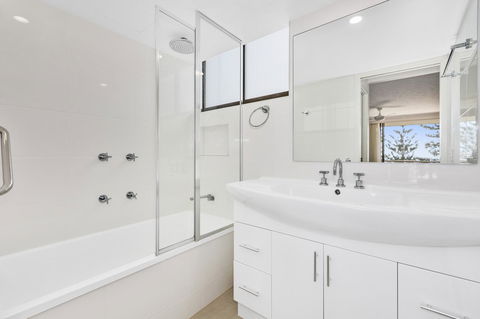 Columbia Beachfront Apartments On Rainbow Bay - Accommodation BNB 24