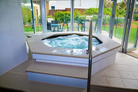 Zenith Ocean Front Apartments - Accommodation BNB 6