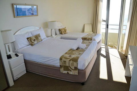 Zenith Ocean Front Apartments - Accommodation BNB 24