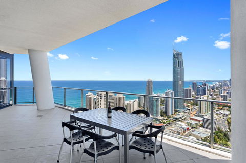 Holiday Holiday Circle On Cavill Apartments - Accommodation BNB 5