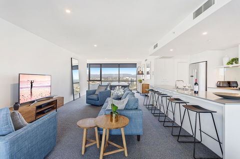Holiday Holiday Circle On Cavill Apartments - Accommodation BNB 2