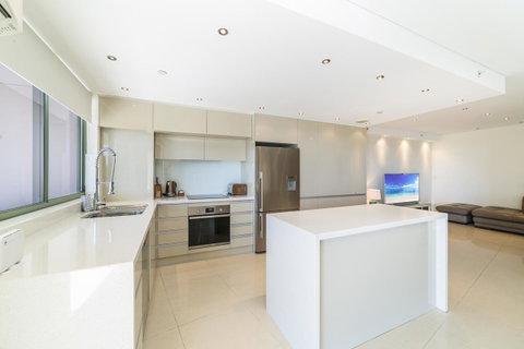 The Meriton Apartments On Main Beach - Accommodation BNB 9