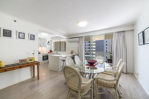 The Meriton Apartments On Main Beach - Accommodation BNB 2