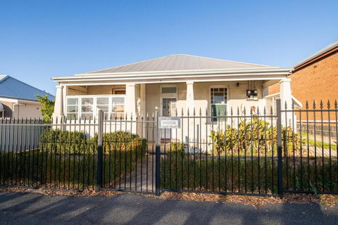 William Cottage Central Heritage Home - Accommodation BNB 3