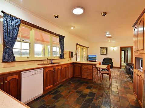 Wine Country Homestead 4-6br House - Accommodation BNB 2