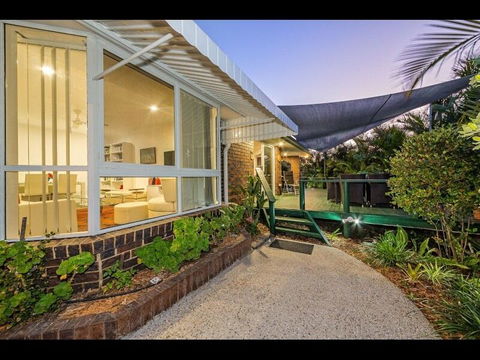 Woorim Secluded Palms Cottage - Accommodation BNB 1