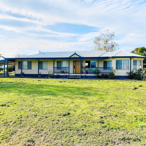 Yarragon 4 Bedroom House In Gippsland - Accommodation BNB 3