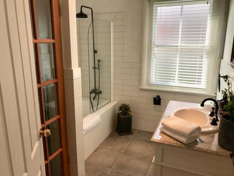 YSG The Edward Townhouse 153 - Walk To Town - Accommodation BNB 2