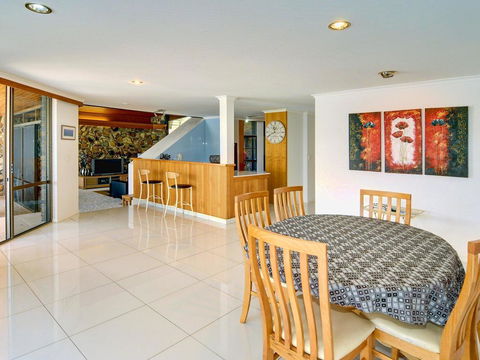 Yulunga 20 - 4 BDRM Canal Home With Pool - Accommodation BNB 2