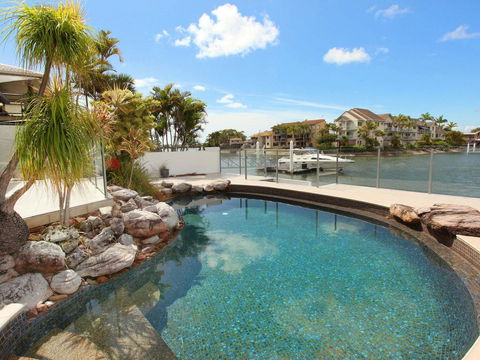 Yulunga 20 - 4 BDRM Canal Home With Pool - Accommodation BNB 0