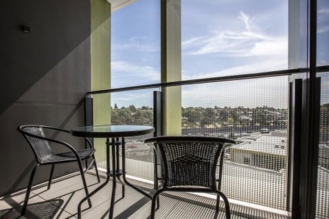 Modern City Comfy And Warm Apt@Parkville+Carpark - Accommodation BNB 3