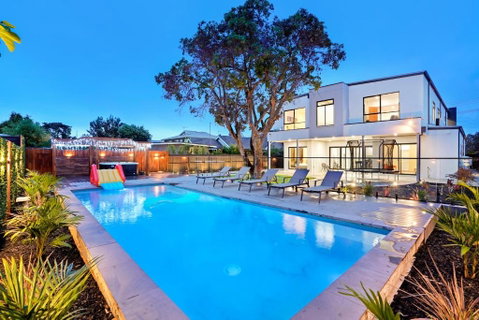 Amazing Backyard - MAX Entertain Beachside Retreat - Accommodation BNB 0
