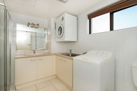 Waterviews,Pool, Wifi Its All Here !- Welsby Pde, Bongaree - Accommodation BNB 9