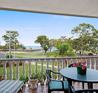 Huge top floor unit across the road....Waterfront - Accommodation BNB
