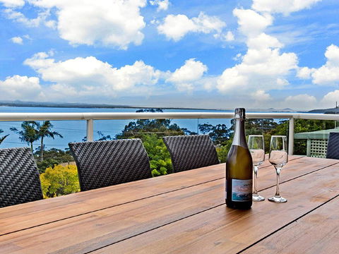 'The Bay', 25 Wallawa Rd - Huge Home With Aircon, Spectacular Views & Chromecast - Accommodation BNB 1