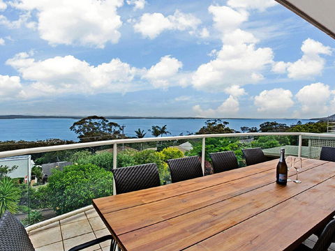 'The Bay', 25 Wallawa Rd - Huge Home With Aircon, Spectacular Views & Chromecast - Accommodation BNB 0