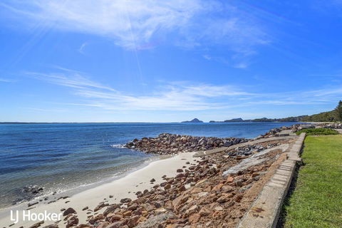 'Yacaaba' Beautiful Waterfront Location - Accommodation BNB 1