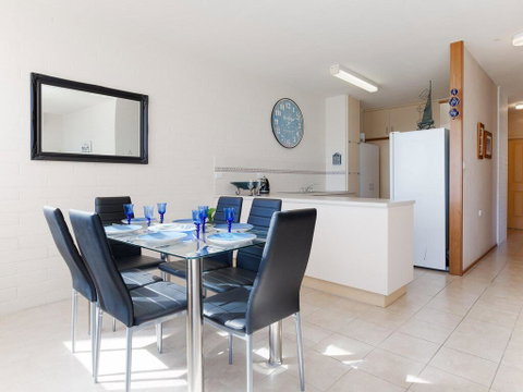 1 'Little Hut', 20 Kurrawa Close - Spectacular Water Views, NBN & Air Conditioned - Accommodation BNB 3